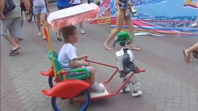 Прикольный робот и мальчик. Привет с 2..4 года