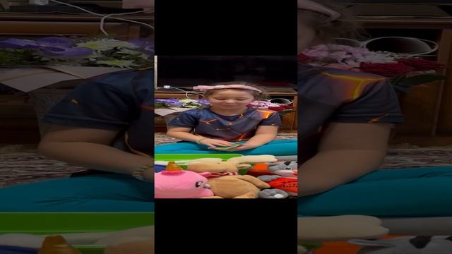Кристюша обучает зверят английским словам.