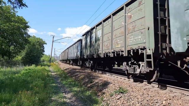 Система электровозов 2ЭС5К-100/140 "Ермак" с грузовым поездом.