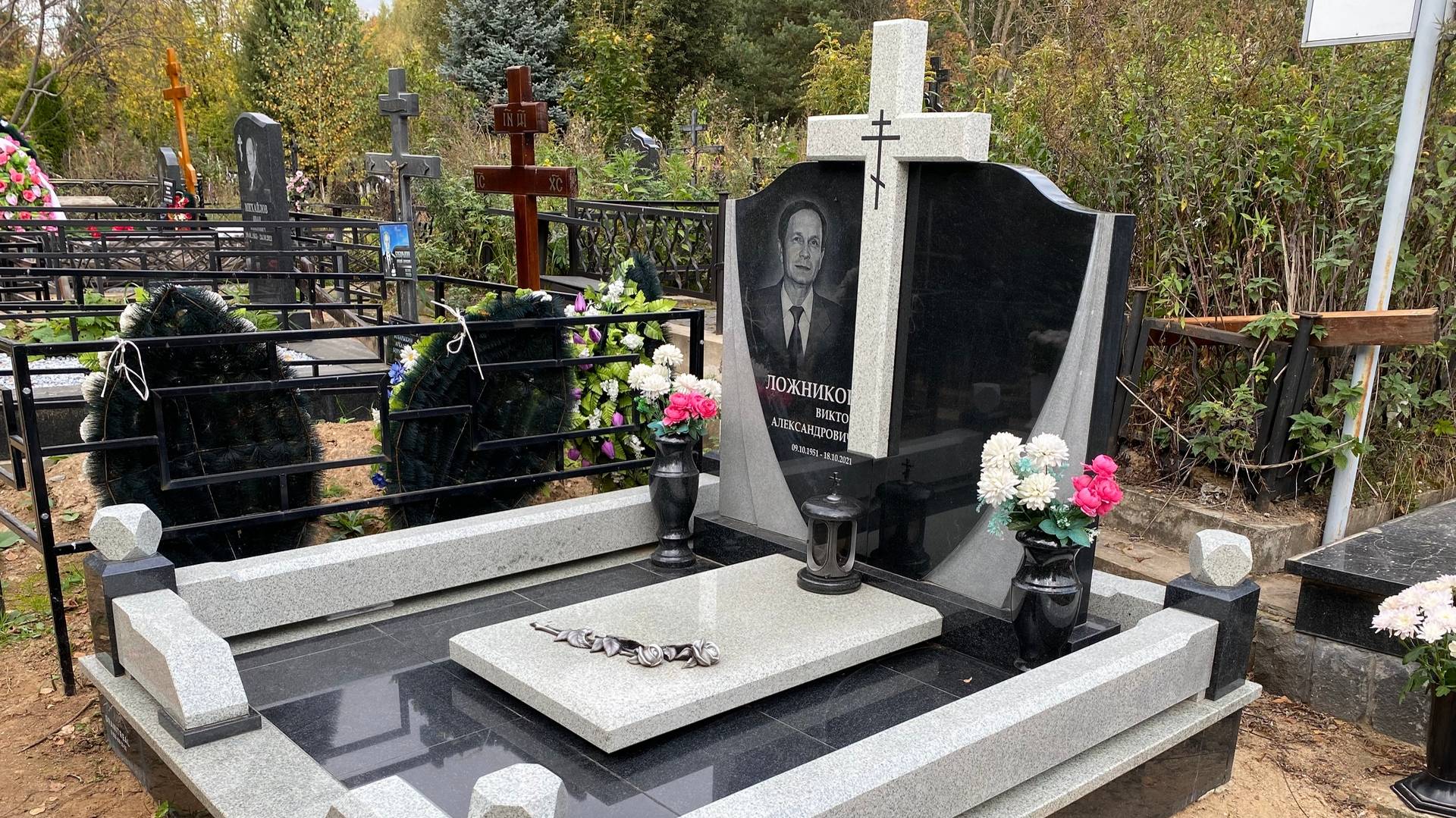 Мемориальный комплекс семейный из Мансуровского гранита и Габбро-Диабаза