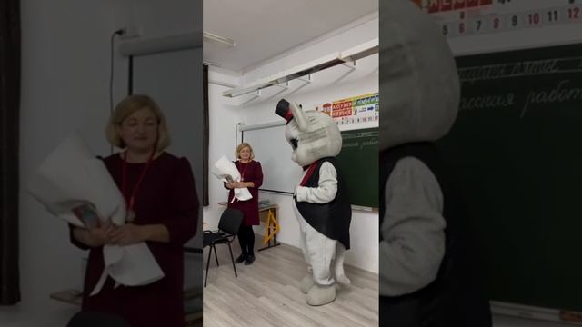 Сюрприз от всего класса 😍 для своего первого учителя 🥳с юбилеем 🥳 с днём рождения