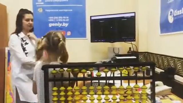 Чемпион 2017г. (олимпиада г.Москва) Алиса Крутикова счет на двух экранах