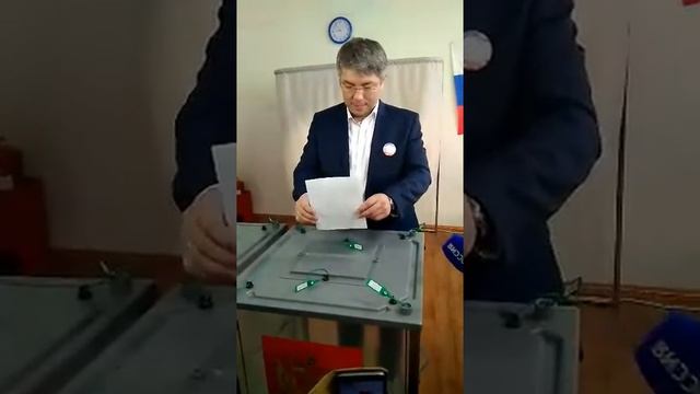Глава Бурятии Алексей Цыденов проголосовал и получил паспорт болельщика