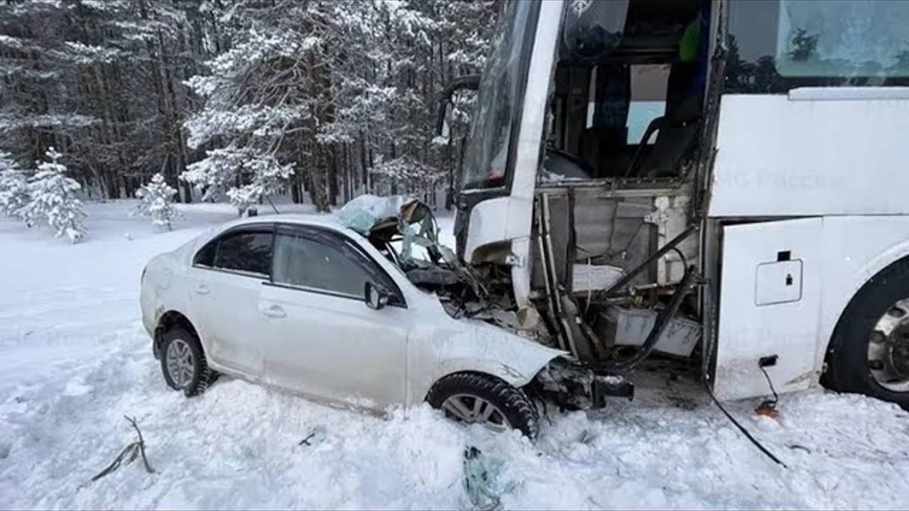 «Обгон... и лобовая с автобусом». Два человека погибли в ДТП в Архангельской области.