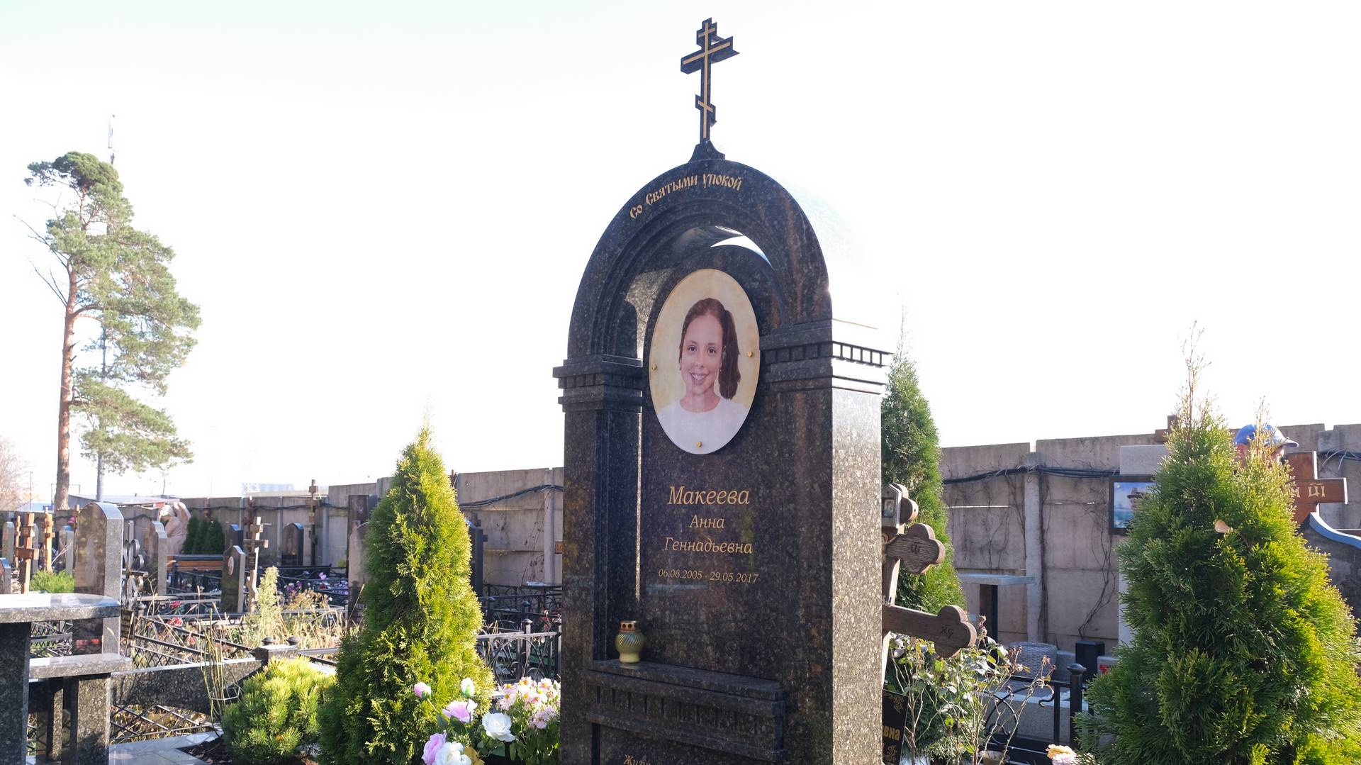 Мемориальный комплекс ребёнку из гранита Балтик-Грин
