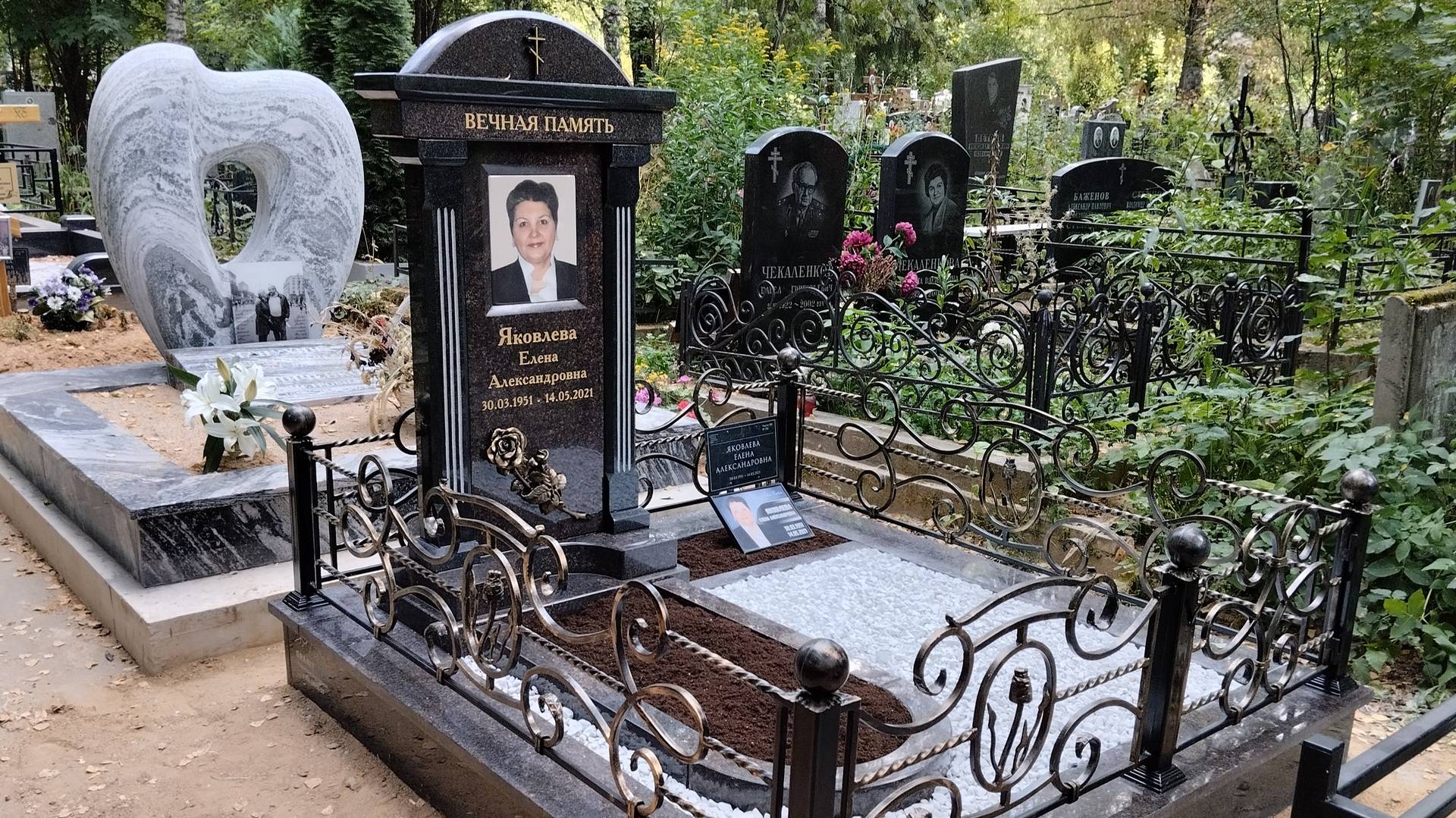 Мемориальный комплекс женщине из Дымовского гранита и Габбро-Диабаза с аркой и кованной оградой