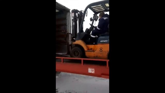 Гидравлическая мобильная рампа в процессе работы | MLC ORIGINAL RAMPS