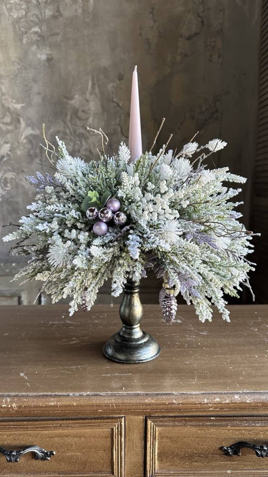 Новогодний подсвечник из искусственной хвои с бисером и свечой.
