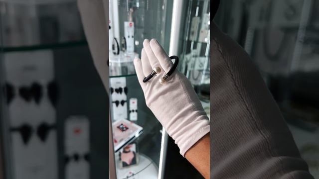 Браслет  черный каучук с белым жемчугом
