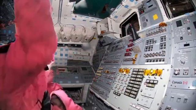Вика и Лиана на ракете