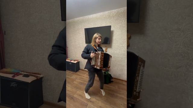 А я играю на гармошке...
Кто не прочитал, а пропел эти строки? 😊