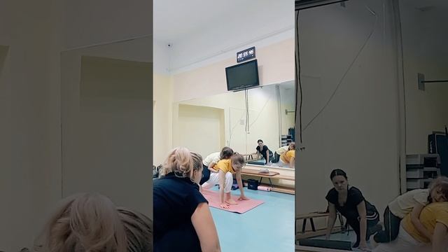 Открытое занятие по йоге с моей помощницей .mp4