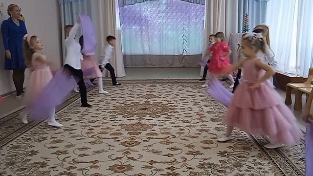 Группа "Солнышко" Танец с полотнами