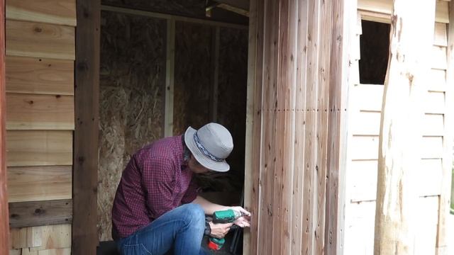 BRUKE. Building a cabin with improvisations 19 door and storm-shutter