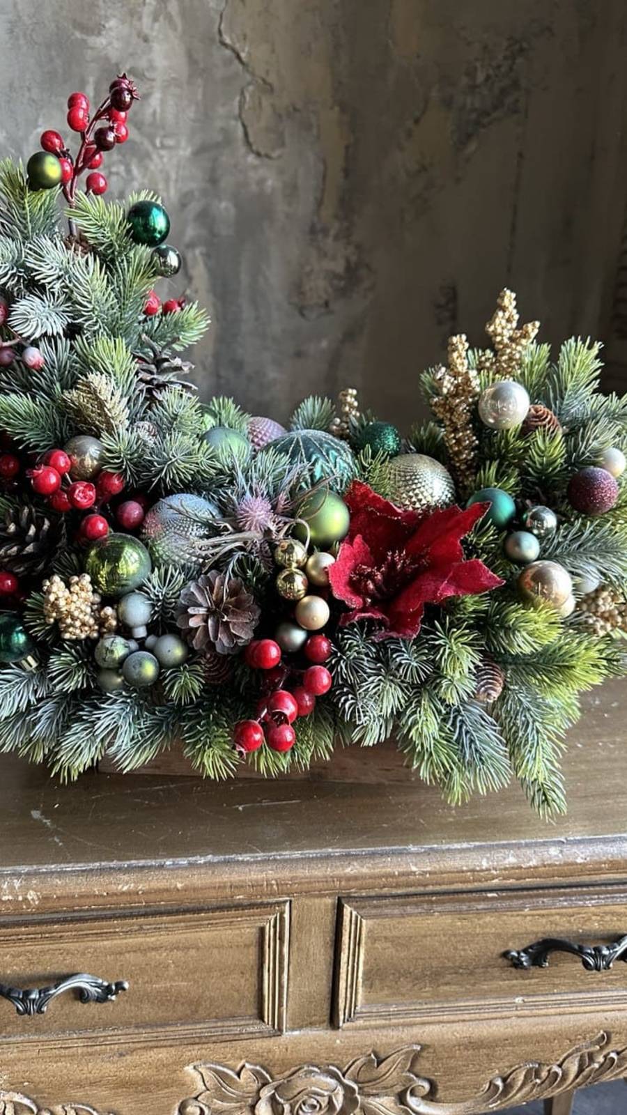 Новогодняя композиция из искусственной хвои