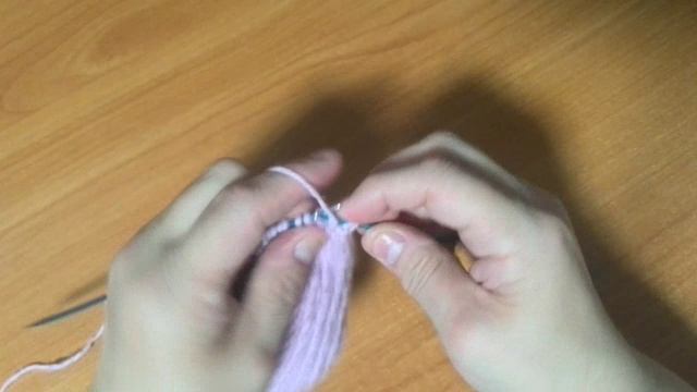 Рельефный узор спицами похож на узор рис