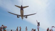 Эйрбас А320 авиакомпании Thai Smile над головами туристов на пляже Май Као заходит на посадку