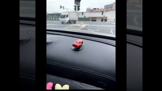 Вращающаяся моделька авто на торпедо