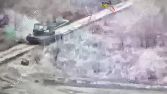 Танк ВСУ был остановлен расчетом FPV-дронов после чего наши штурмовики добили его выстрелом из РПГ