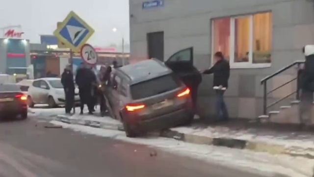 😱В Жуковском автомобиль протаранил здание и снес дорожный знак😱