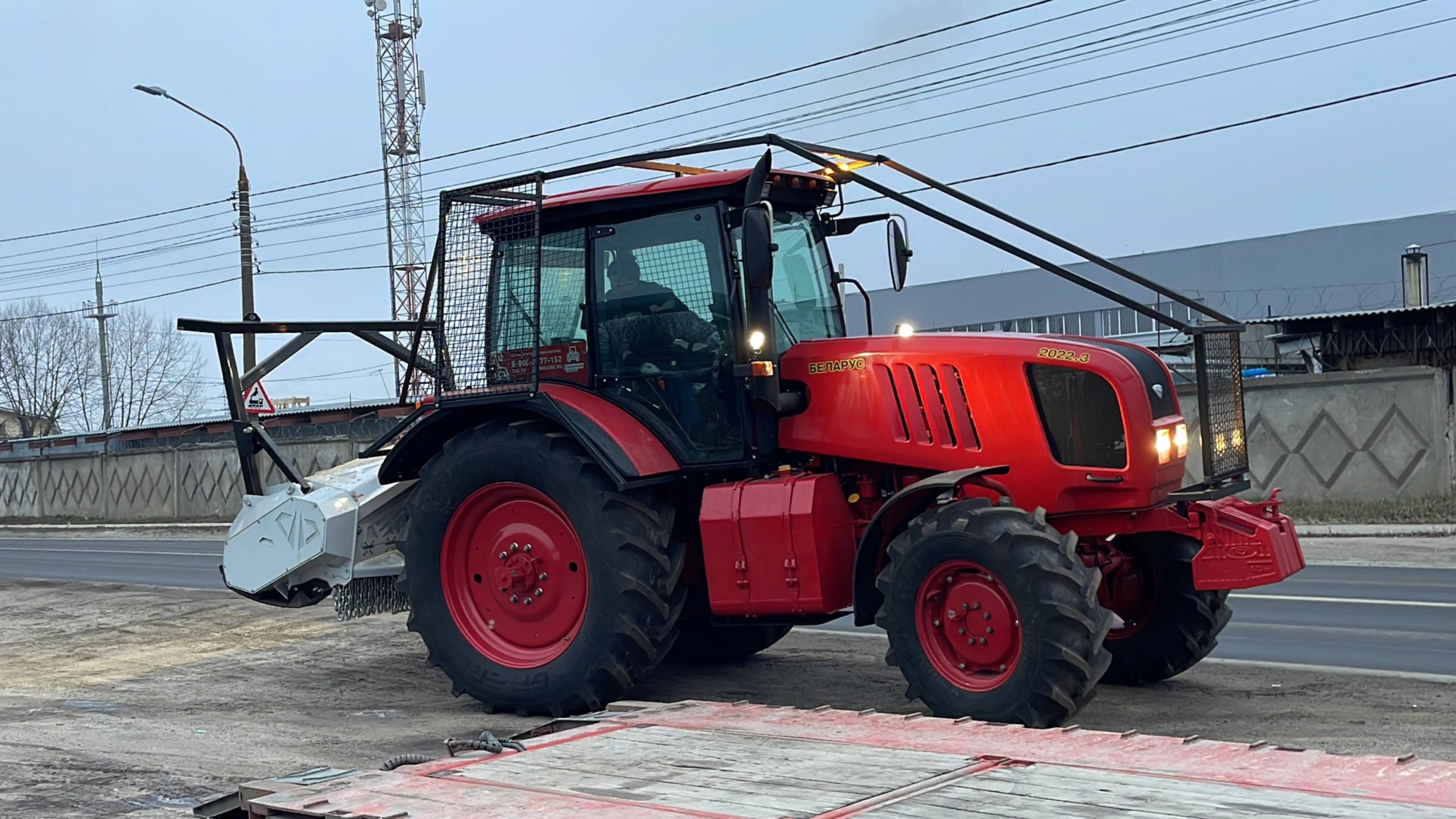 Новый Беларус-2022.3 с навесным оборудованием Niubo TYD для расчистки под ЛЭП