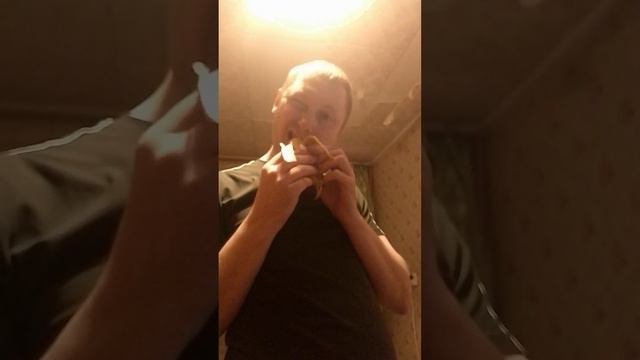 Мужик кушает банан! 🔥