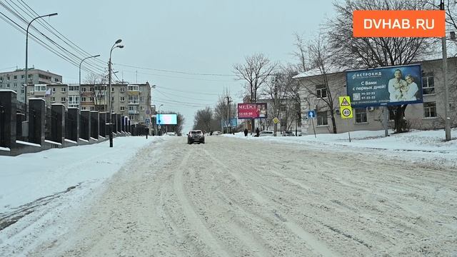 Подниматься в горку помогают хабаровским автомобилистам спасатели и волонтеры