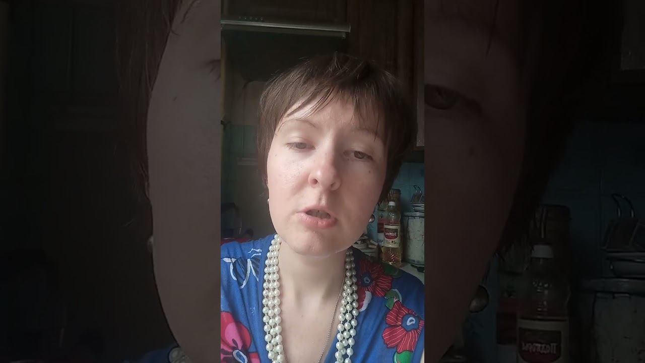 На скамейке, в саду заброшенном