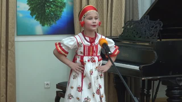 "ЧИЖИК,чижачок" (игровая песня) - поёт Ульяна Аниканова