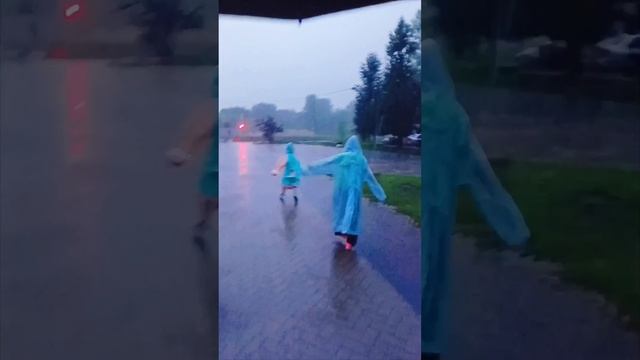 ЛизаАлёна и дождик на аллее Ярославля