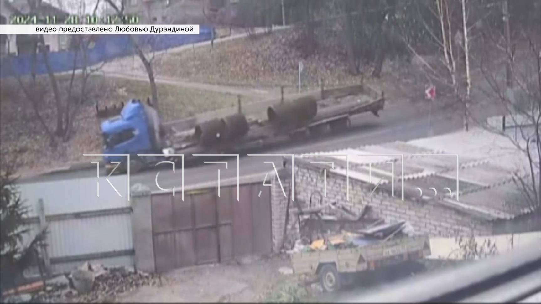 20 тонн металла слетели с большегруза на встречный автомобиль, но водитель не получил ни царапины
