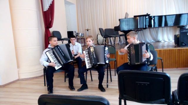 Санта-Лючия, Галю молодая. Гарны хлопцы.