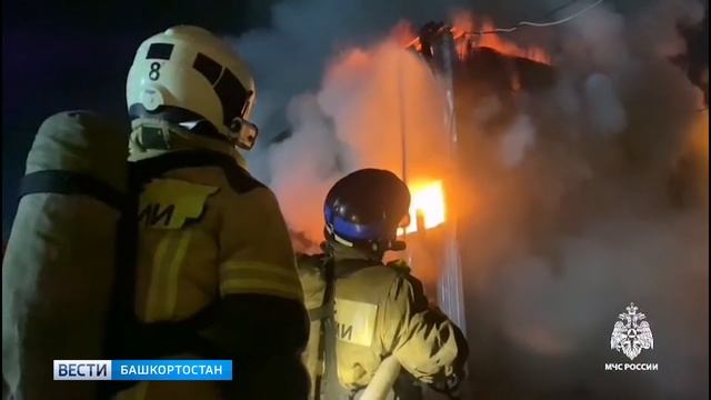 Площадь пожара на складе в Уфе выросла до двух тысяч квадратных метров