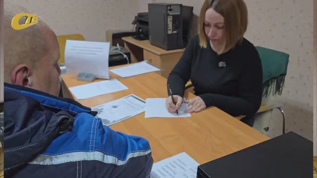 СПЕЦИАЛИСТЫ УСЗОЗН ЖЕЛЕЗНОГОРСКА ВЕДУТ ВЫЕЗДНУЮ РАБОТУ  В ПУНКТЕ ВЫДАЧИ ГУМАНИТАРНОЙ ПОМОЩИ