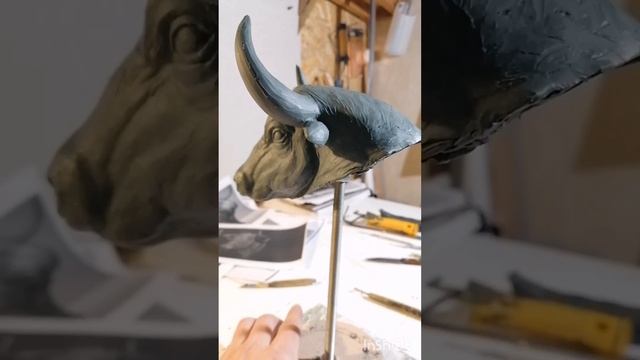 Работа над скульптурой быка