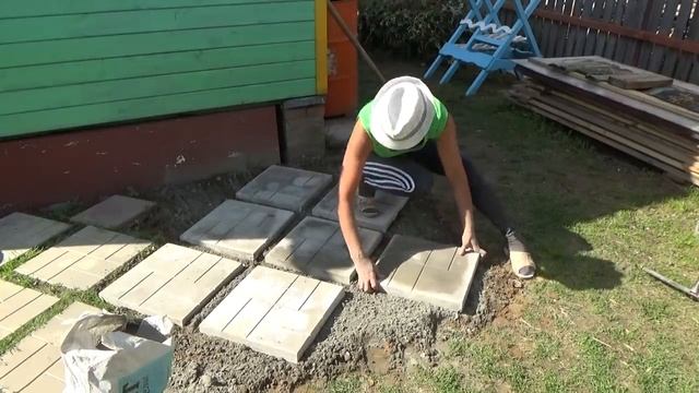 Уложила 120 штук тротуарной плитки 40х40. Садовая дорожка диагональным узором 2019 год.