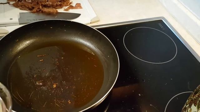 Корейское блюдо.Теплый салат из кальмаров,древесных грибов и острой моркови.Очень вкусный!