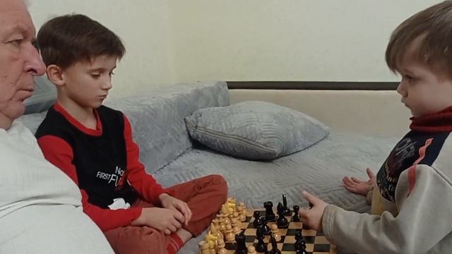 Мальчики играют в шахматы. Ноябрь 2024