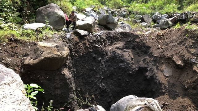 Строительство, сбрасываем большие камни с утёсов в целях дальнейшей безопасности