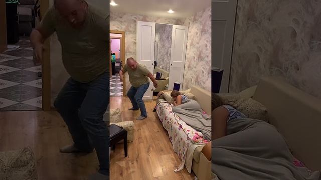 Бужу дочку в школу