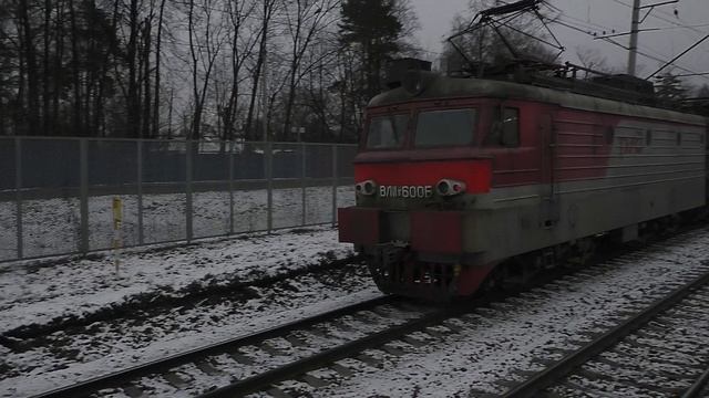 Электровоз ВЛ11.8-601/600Б (ТЧЭ-1) следует резервом.