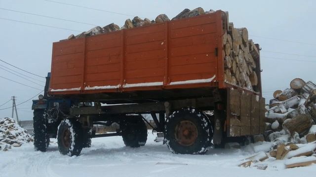 Десятикубовка Выгружает Дуб. ЛТЗ-60АВ Буксуем гружеными.