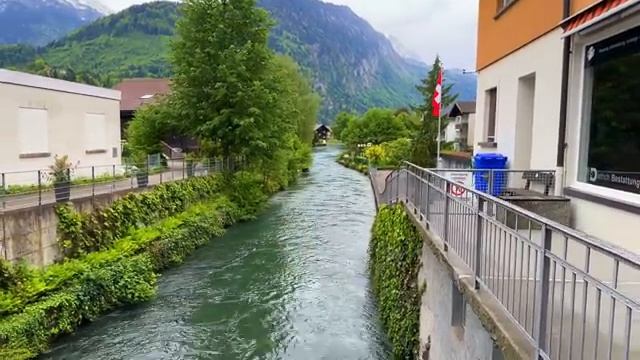 Дождливая прогулка по Интерлакену, Швейцария 4k Самый красивый город Швейцарии, Дождевая атмосфера!