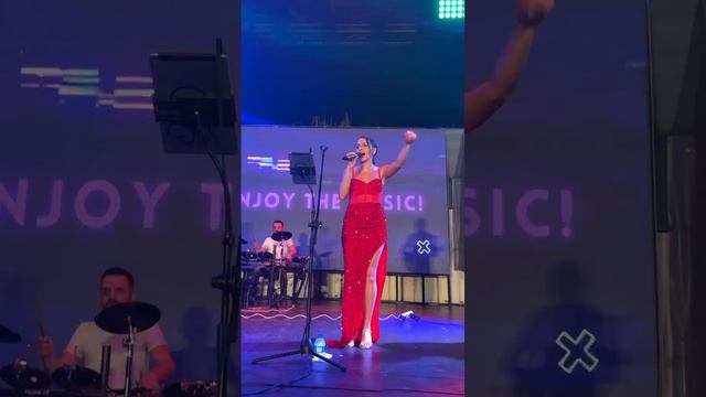 All that she wants (live music)