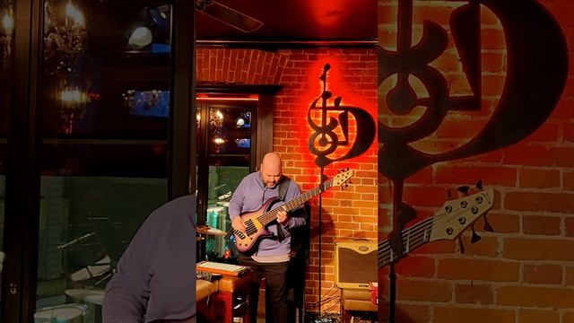 Соло на джеме в Клубе А.Козлова На своём любимом Dingwall ABZ Custom
.
.
.
#improv #improvsolo