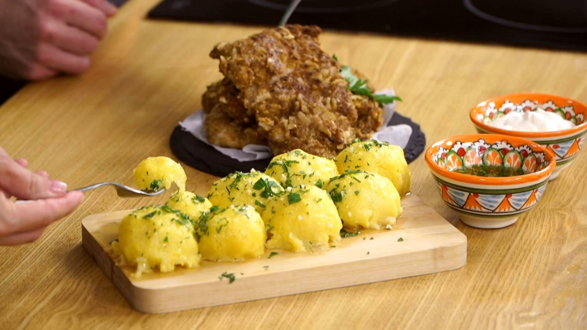 «На кухне с „Мария-Ра“»: готовим пряные отбивные из курочки и урс-шарики из мамалыги