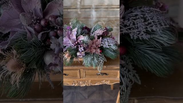 Новогодняя композиция в деревянном ящичке в сиреневом цвете