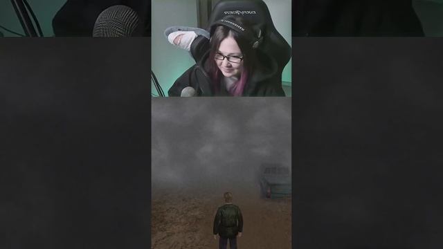 Нервная Мышб играет и пугается