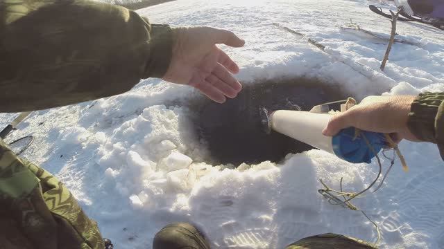 Зимняя рыбалка в Сибири 17 Как одному поставить сеть под лед на карасей.