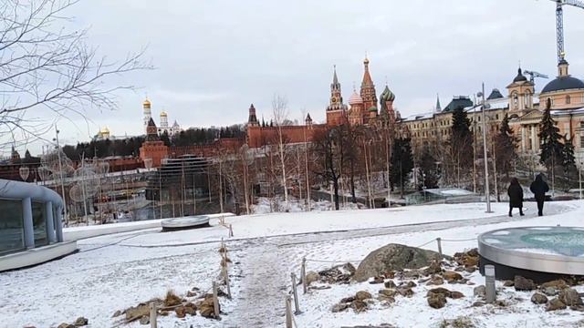 Москва . На холму в парке Зарядье